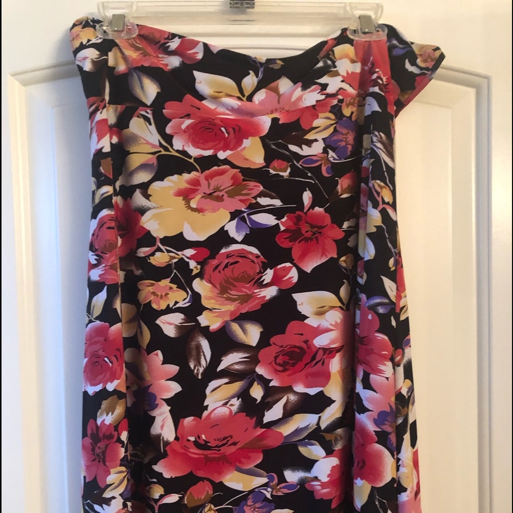 Lularoe azure skirt in EUC black floral size L
